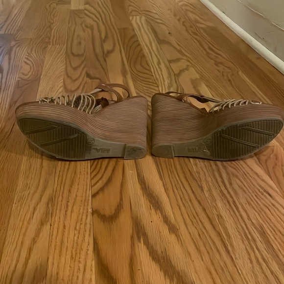 Mia wedge sandals. Size 6 1/2. Retro. - Picture 4 of 4